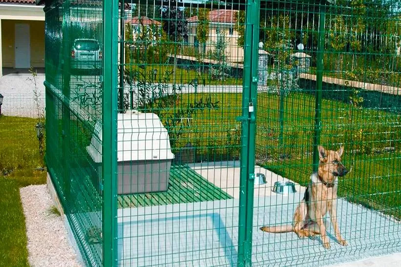 Вольер для животных на основе сетчатых панелей